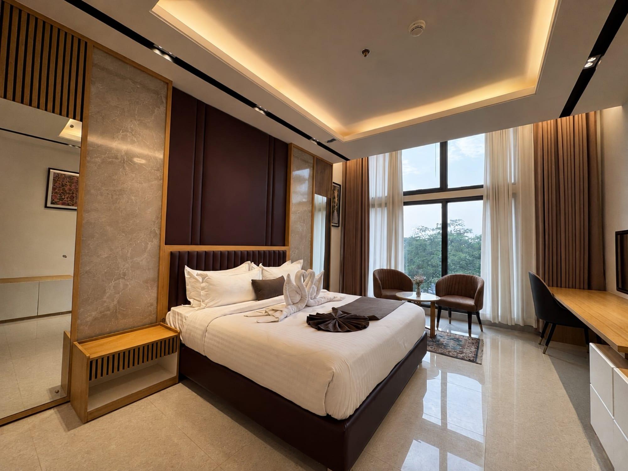 Windsor guest room with king bed